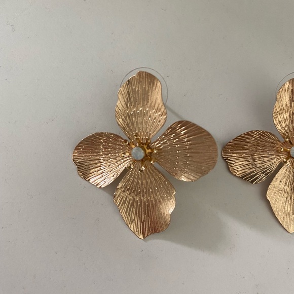 gorgeous gold flower earrings, brand new never worn! so so pretty! - Picture 2 of 7